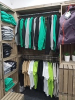 šatní skříně, regály na módní oblečení, sportovní trička a mikiny od JPL SKYWANDER